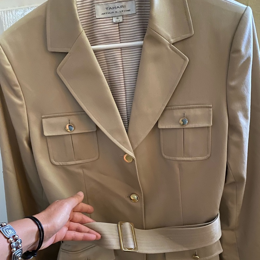 Tahari Tan kaki Satin pocket belted Jacket size 14 NEW!!! - Picture 2 of 10